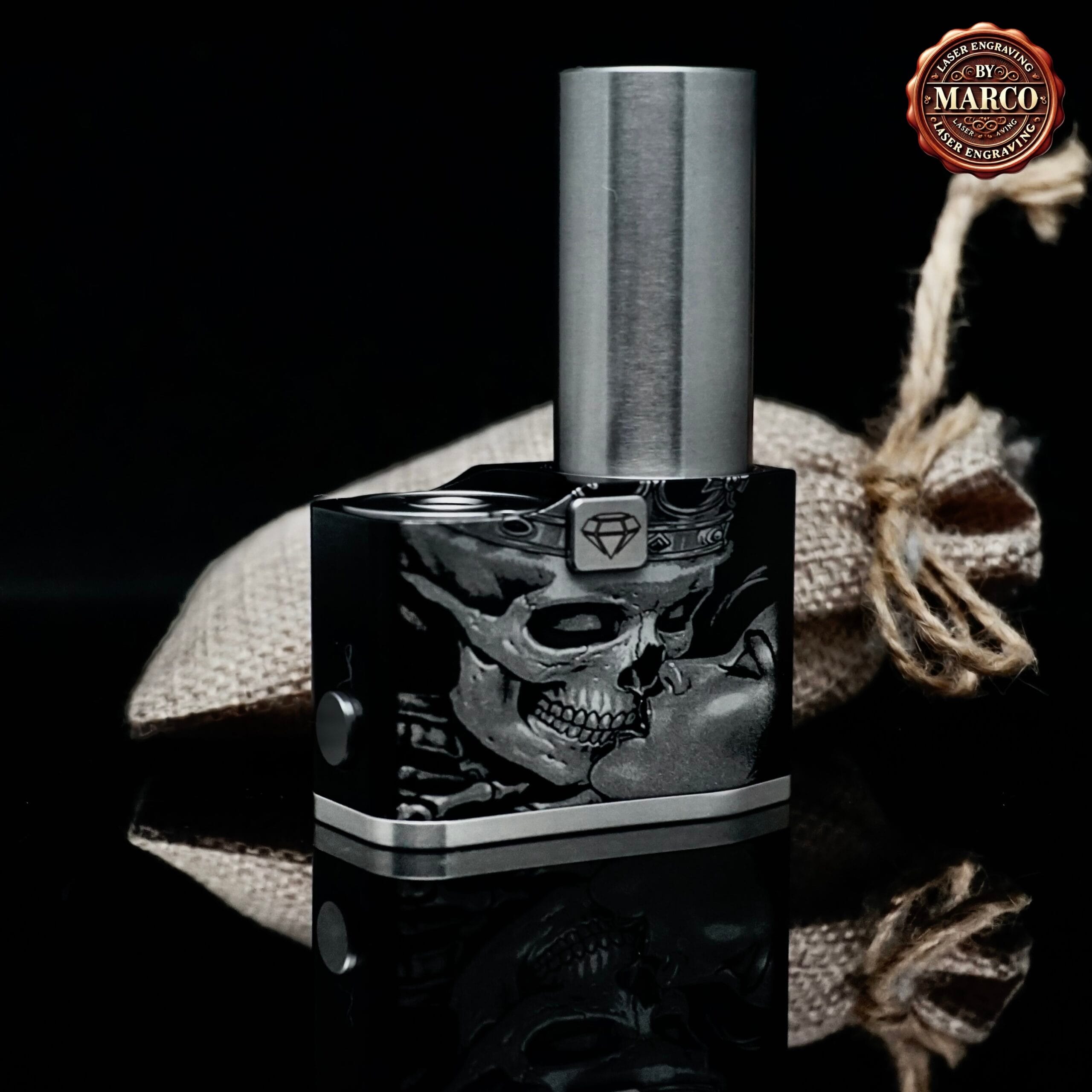 Emira 60 Watt. Box“Kiss of Death” ArtBox By Marco 1 Empira ArtBox Kiss of Death incisione 3D lato principale