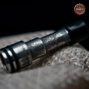 Drip Tip Minister inciso – dettaglio laterale della trama ornamentale