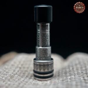 Drip Tip Minister MTL in acciaio inox inciso ArtBox By Marco – vista frontale