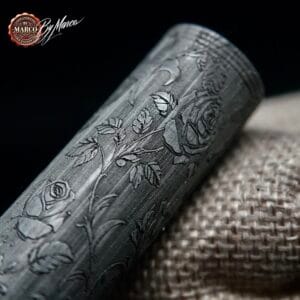 Dettaglio incisione rose e tralci Centenary Mods Minister Rosarium Noir