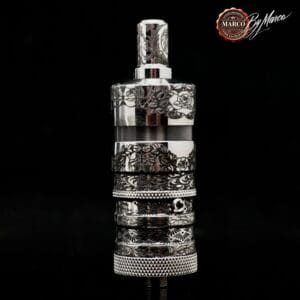 FeV 4.5+ Heritage Mirror su sfondo nero con riflesso e dettagli incisi