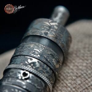 Anelli decorati su superficie scura Fev 4.5+s