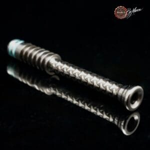 Dettaglio incisione laser pattern Foliage su drip tip ArtBox