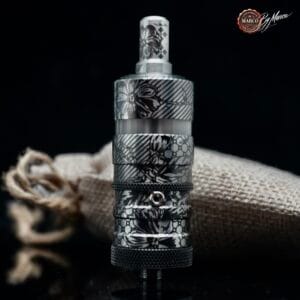 Atomizzatore FeV aftermarket inciso laser ArtBox By Marco, vista frontale su fondo nero