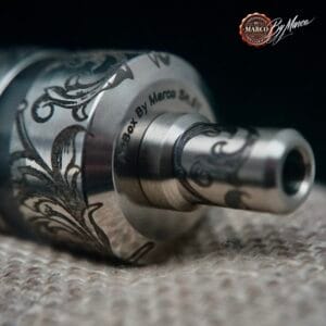 ALT: Dettaglio scritta ArtBox By Marco Sn.01 su top cap FeV