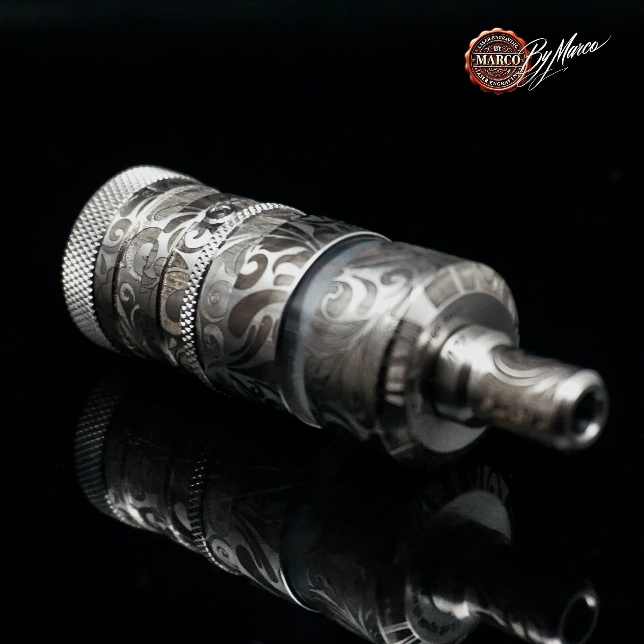 Atomizzatore FeV 4.5S+ “EMIRA” – Baroque Mirror ArtBox By Marco aftermarket 5 “Dettaglio incisione baroque su FeV 4.5S+ – EMIRA ArtBox By Marco”