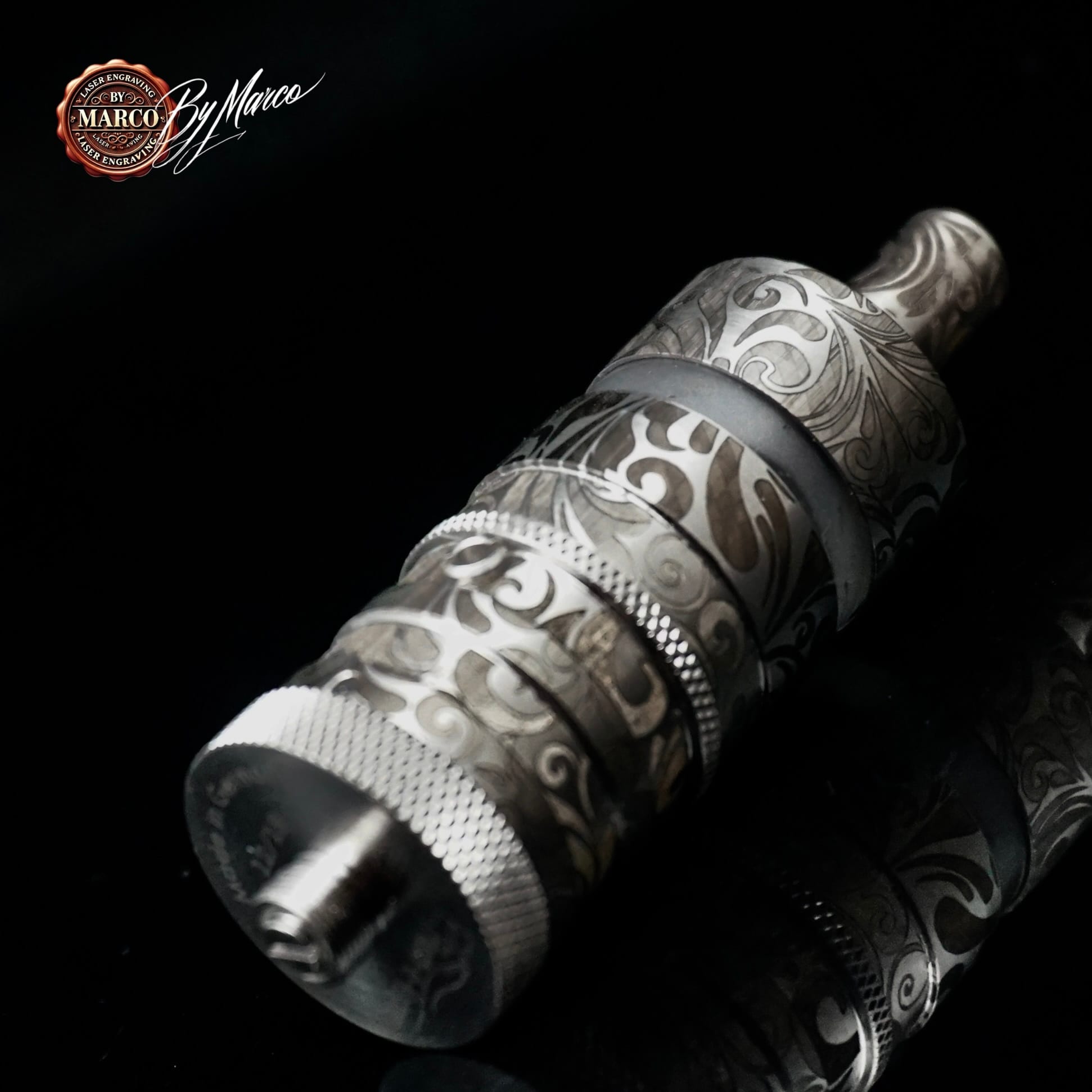 Atomizzatore FeV 4.5S+ “EMIRA” – Baroque Mirror ArtBox By Marco aftermarket 3 “FeV 4.5S+ EMIRA ArtBox By Marco Sn17 – incisione laser 360° e lucidatura mirror”