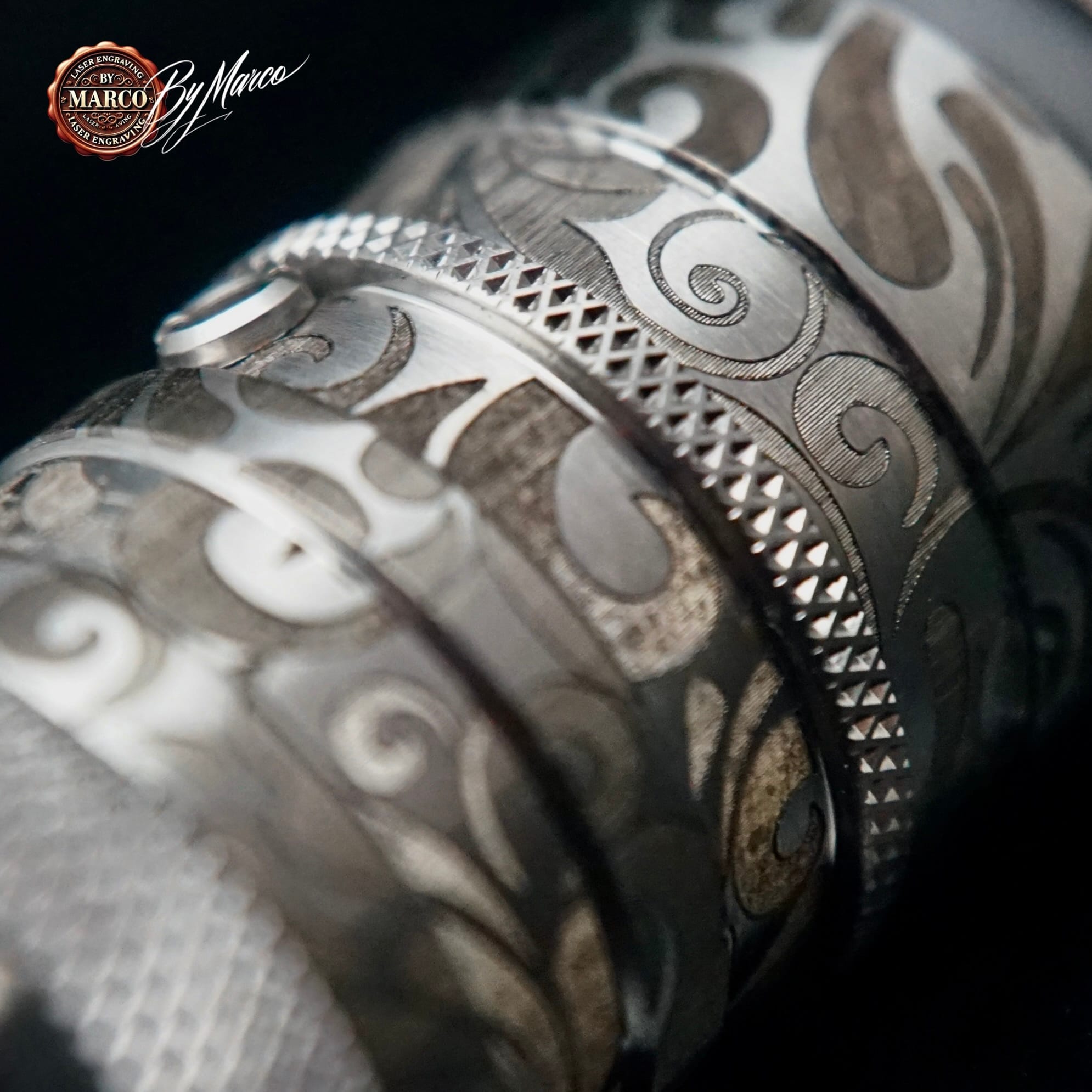 Atomizzatore FeV 4.5S+ “EMIRA” – Baroque Mirror ArtBox By Marco aftermarket 10 Dettaglio drip tip/top cap inciso FeV 4.5S+ EMIRA – ArtBox By Marco”