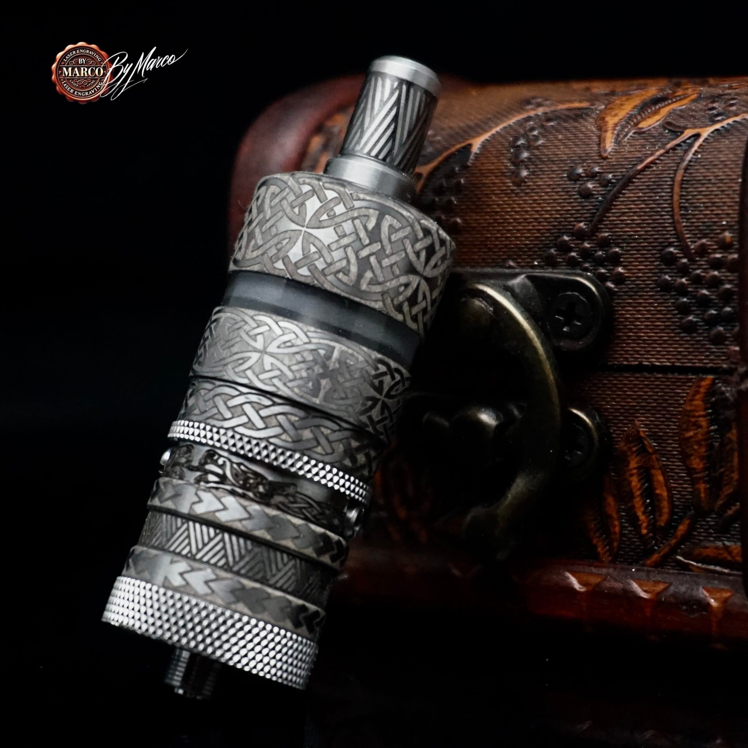 AtomizzatoreFeV 4.5S+ “CELTICA” – Knotwork Edition | ArtBox By Marco – Incisione 360° & Lucidatura aftermarket 1 Vista completa FeV 4.5S+ inciso CELTICA – ArtBox By Marco”