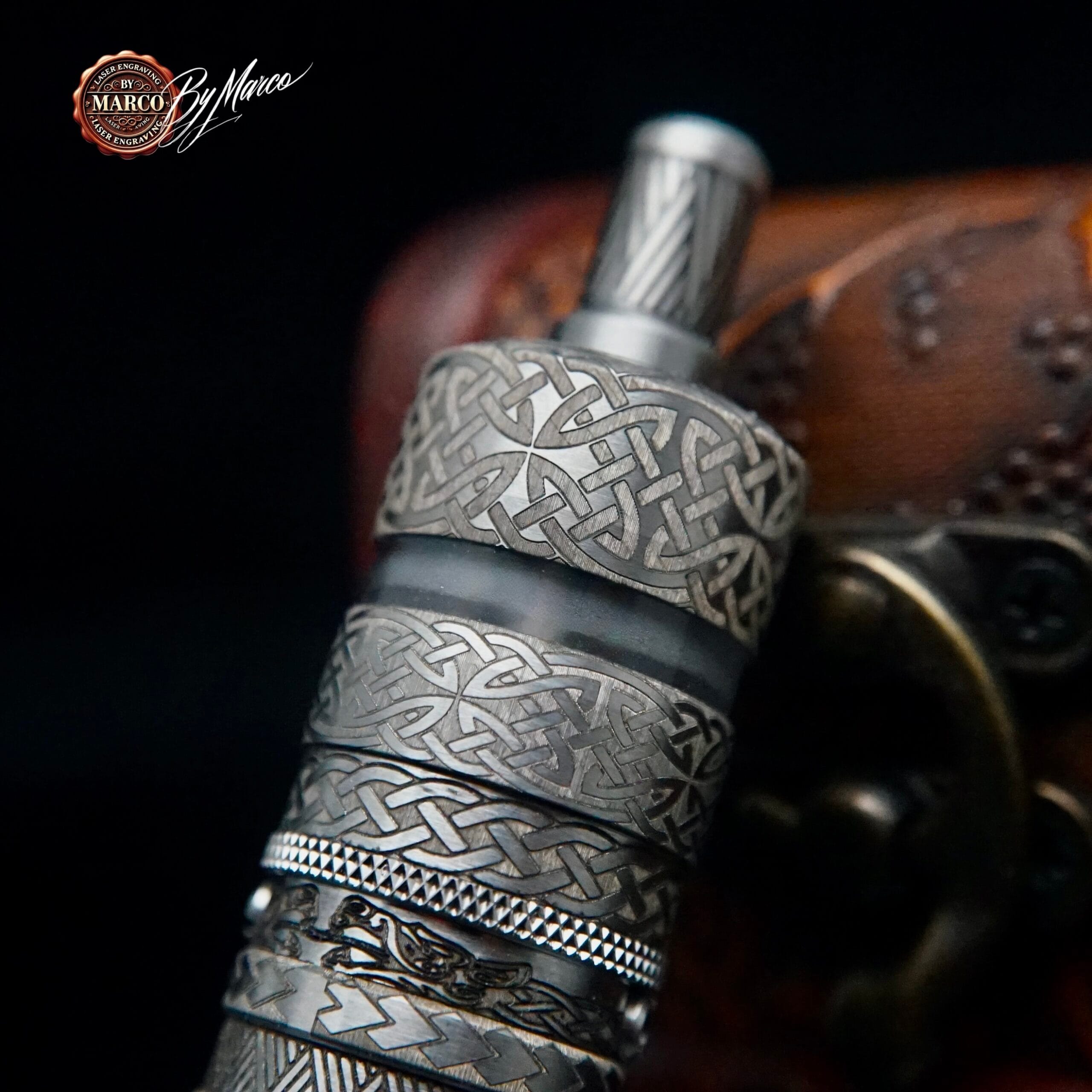 AtomizzatoreFeV 4.5S+ “CELTICA” – Knotwork Edition | ArtBox By Marco – Incisione 360° & Lucidatura aftermarket 7 AtomizzatoreFeV 4.5S+ “CELTICA” – Knotwork Edition | ArtBox By Marco – Incisione 360° & Lucidatura aftermarket - immagine 7