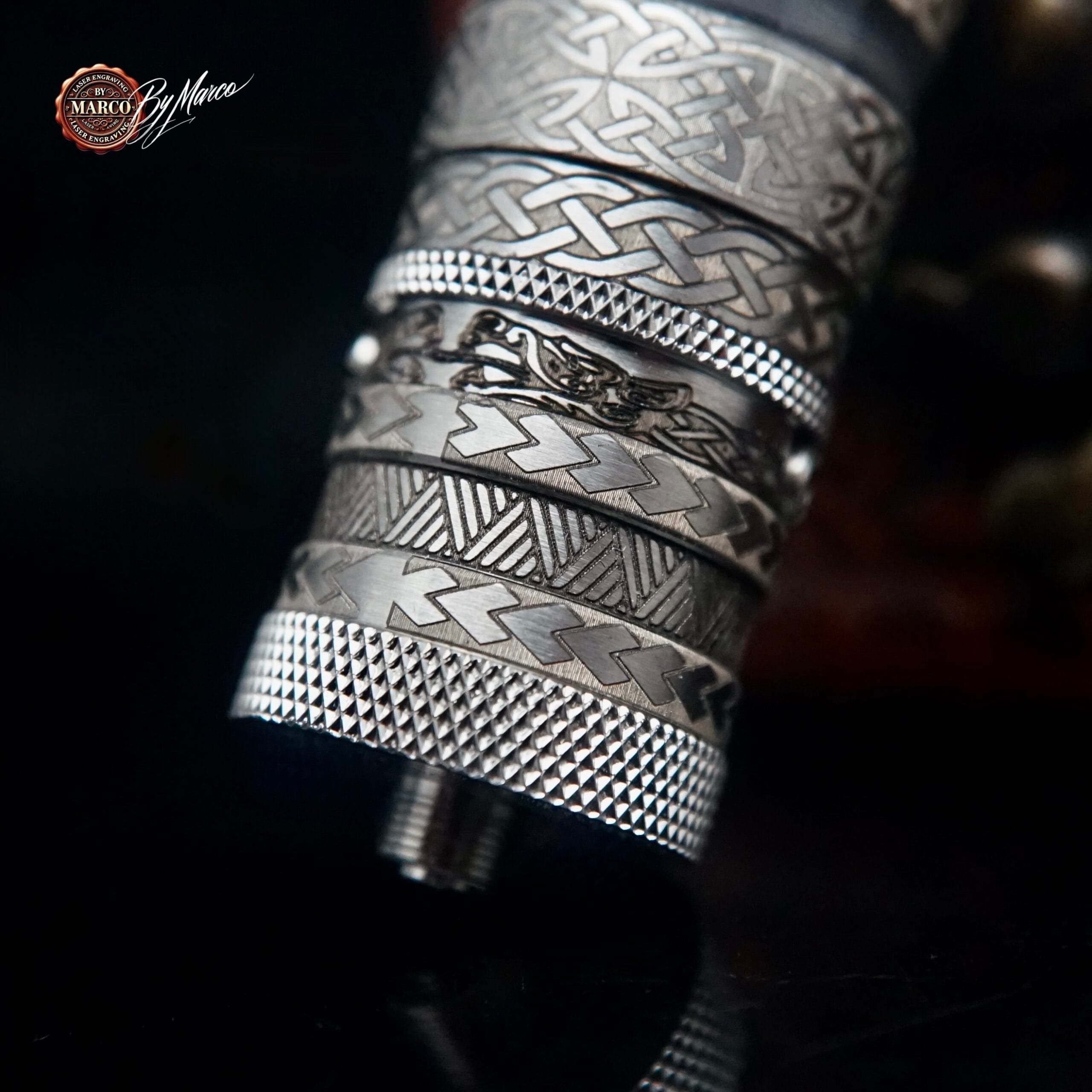 AtomizzatoreFeV 4.5S+ “CELTICA” – Knotwork Edition | ArtBox By Marco – Incisione 360° & Lucidatura aftermarket 9 AtomizzatoreFeV 4.5S+ “CELTICA” – Knotwork Edition | ArtBox By Marco – Incisione 360° & Lucidatura aftermarket - immagine 9