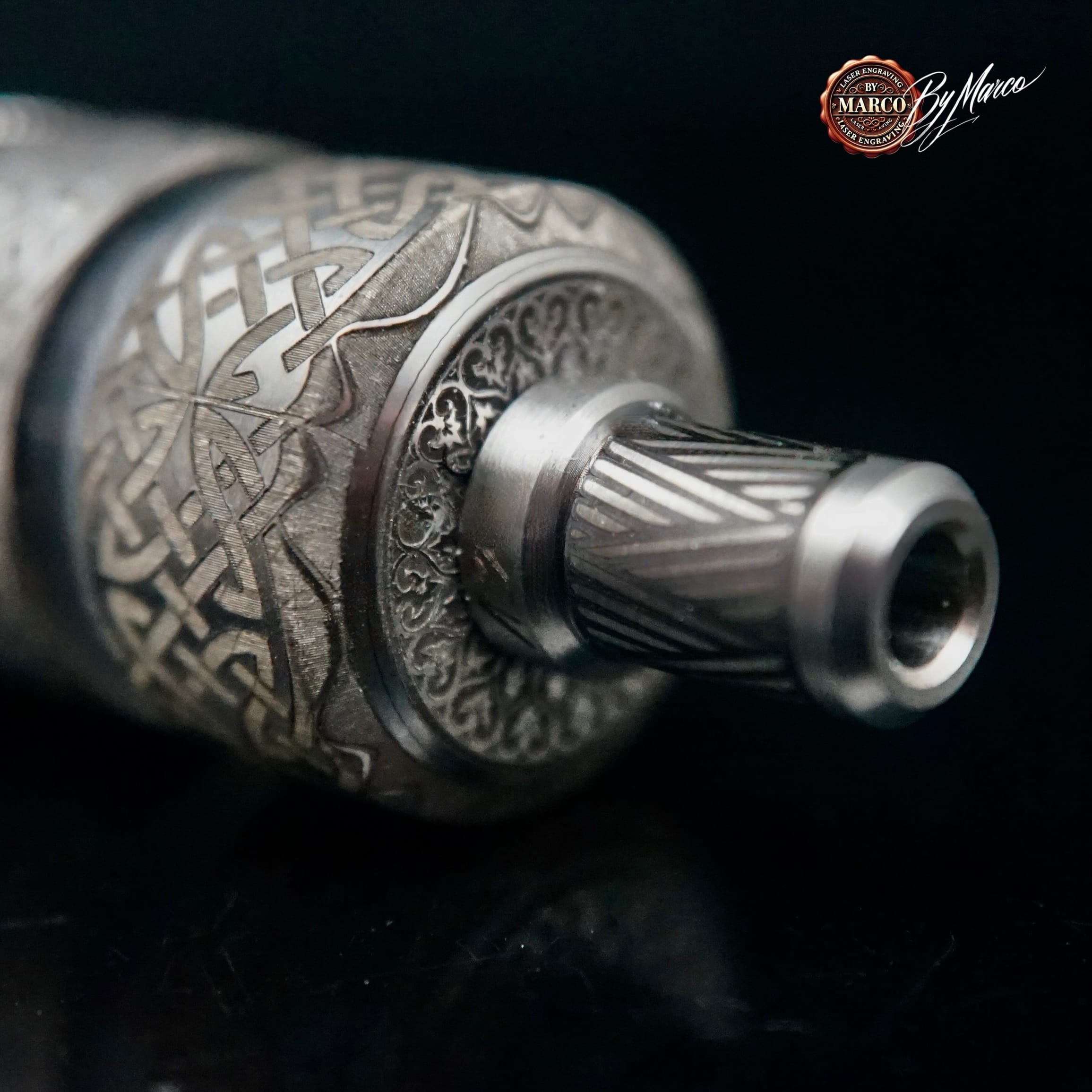 AtomizzatoreFeV 4.5S+ “CELTICA” – Knotwork Edition | ArtBox By Marco – Incisione 360° & Lucidatura aftermarket 6 AtomizzatoreFeV 4.5S+ “CELTICA” – Knotwork Edition | ArtBox By Marco – Incisione 360° & Lucidatura aftermarket - immagine 6