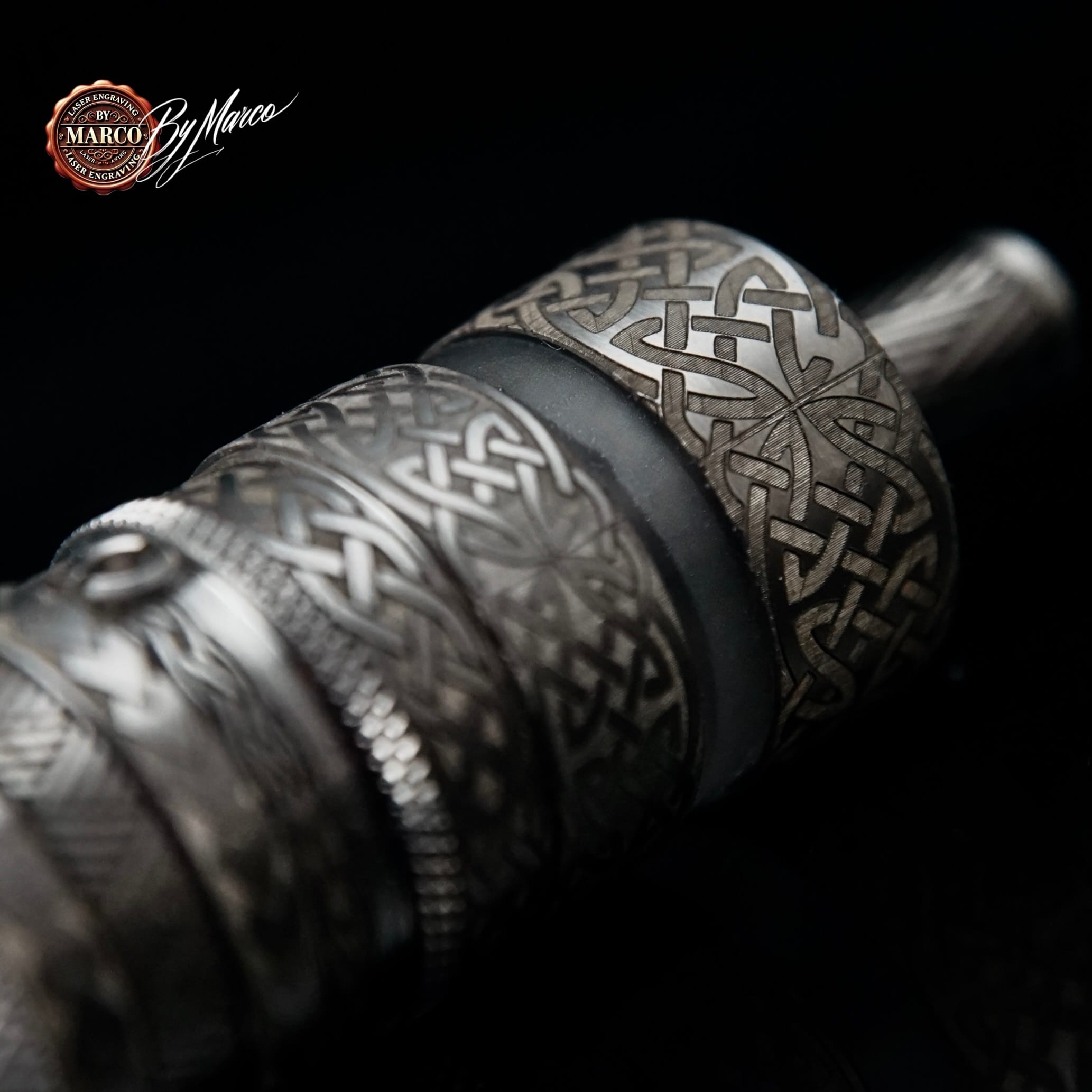 AtomizzatoreFeV 4.5S+ “CELTICA” – Knotwork Edition | ArtBox By Marco – Incisione 360° & Lucidatura aftermarket 5 AtomizzatoreFeV 4.5S+ “CELTICA” – Knotwork Edition | ArtBox By Marco – Incisione 360° & Lucidatura aftermarket - immagine 5