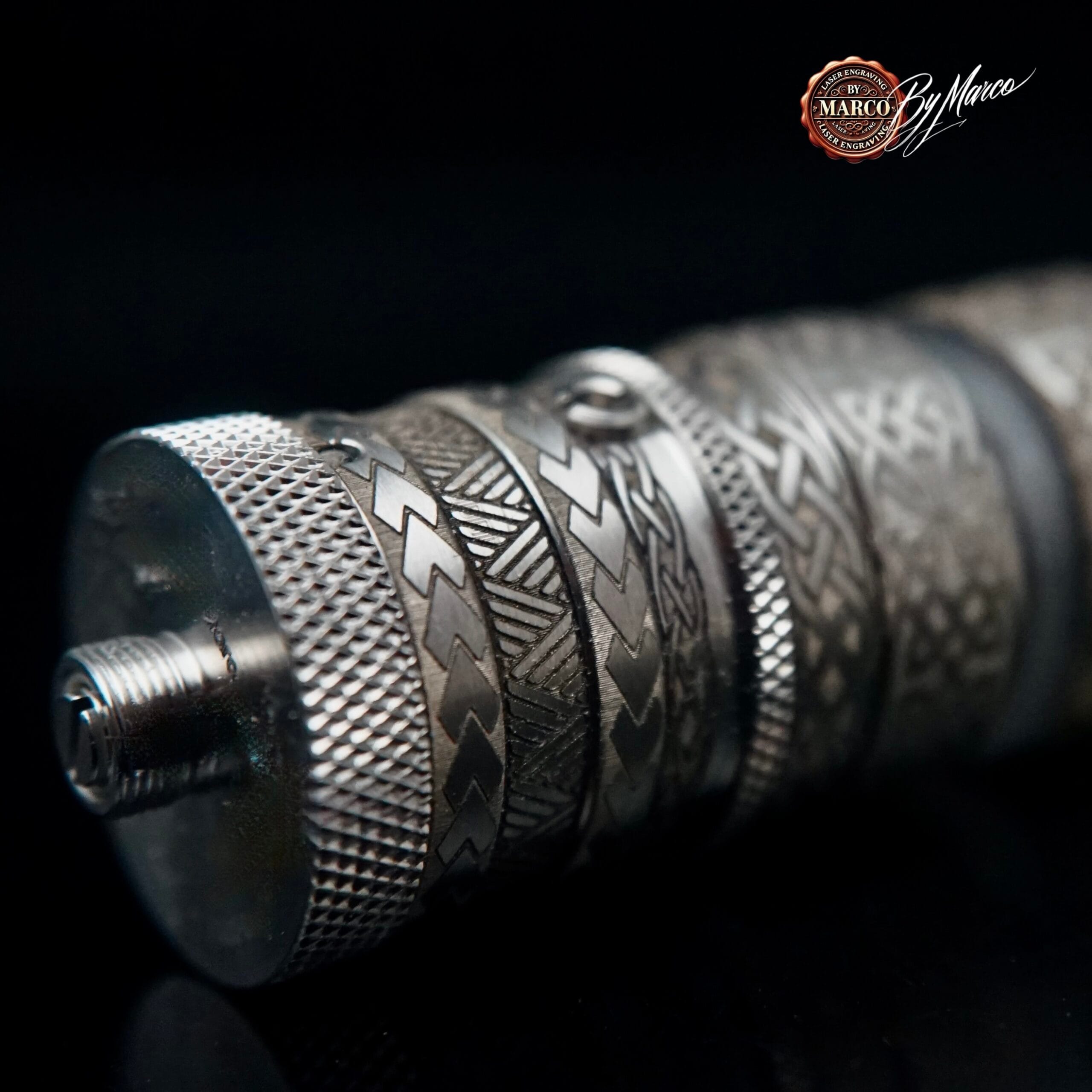 AtomizzatoreFeV 4.5S+ “CELTICA” – Knotwork Edition | ArtBox By Marco – Incisione 360° & Lucidatura aftermarket 3 AtomizzatoreFeV 4.5S+ “CELTICA” – Knotwork Edition | ArtBox By Marco – Incisione 360° & Lucidatura aftermarket - immagine 3