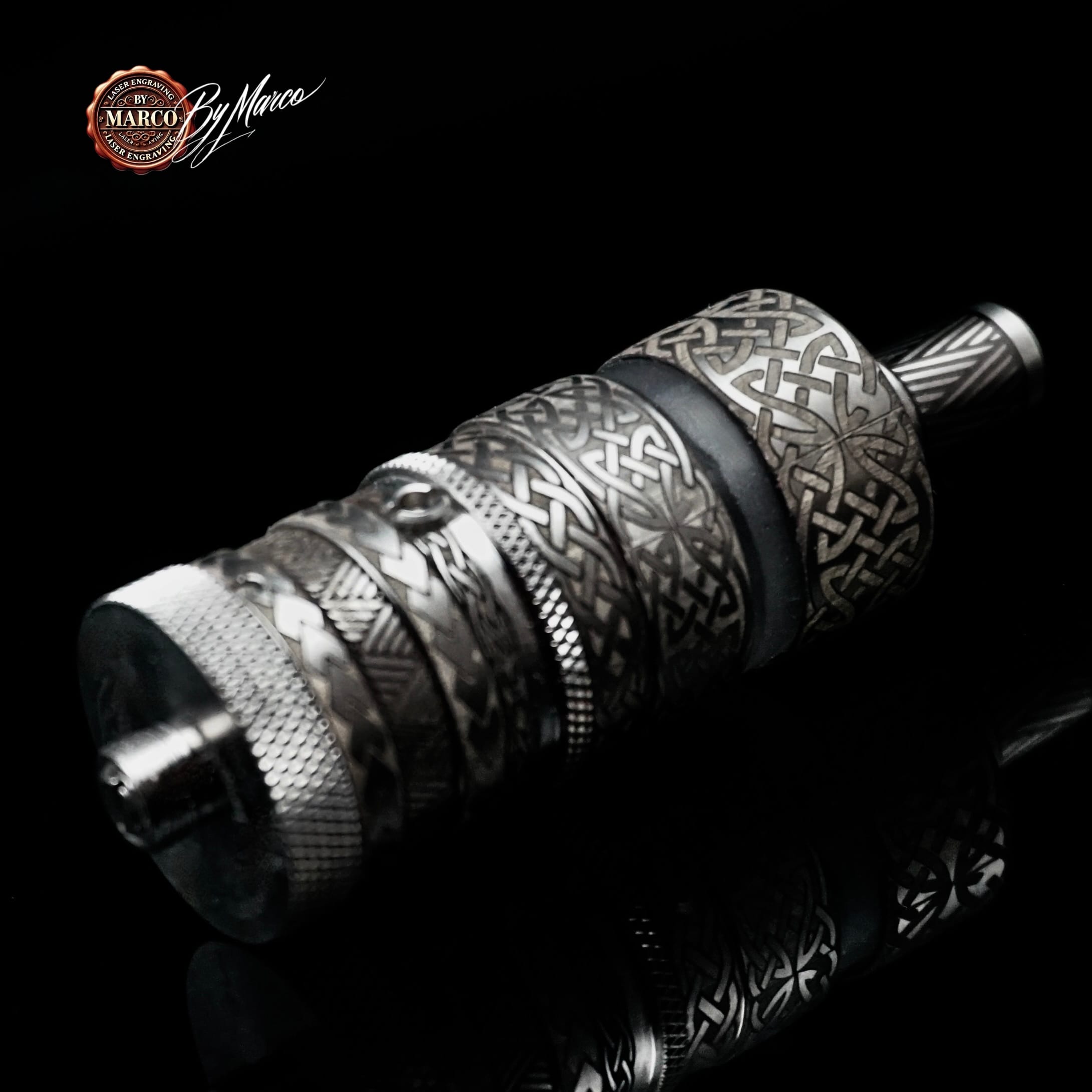 AtomizzatoreFeV 4.5S+ “CELTICA” – Knotwork Edition | ArtBox By Marco – Incisione 360° & Lucidatura aftermarket 8 FeV 4.5S+ CELTICA – incisione celtica su metallo, dettagli in macro