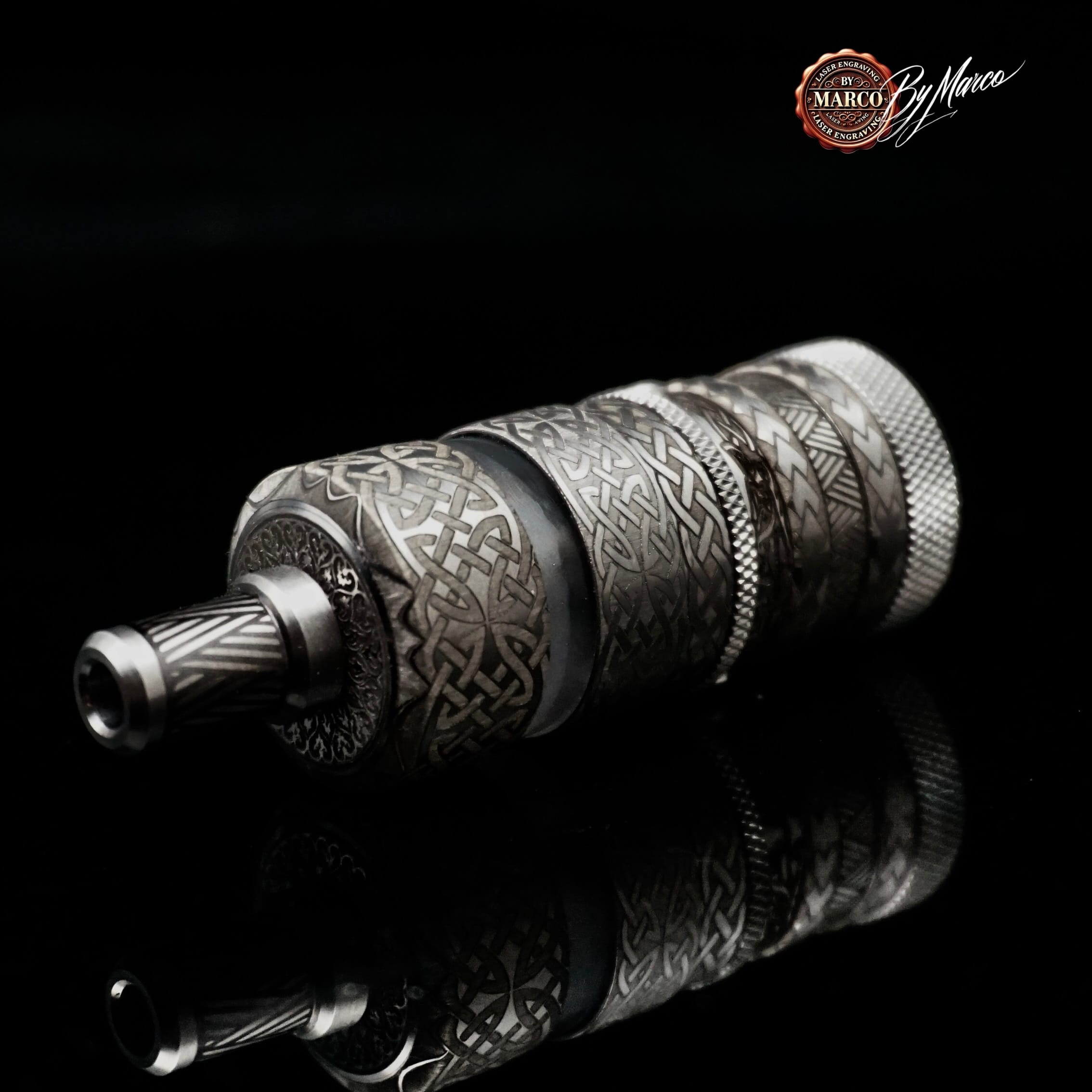 AtomizzatoreFeV 4.5S+ “CELTICA” – Knotwork Edition | ArtBox By Marco – Incisione 360° & Lucidatura aftermarket 4 Dettaglio top cap FeV 4.5S+ CELTICA – incisione celtica e finitura lucidata”