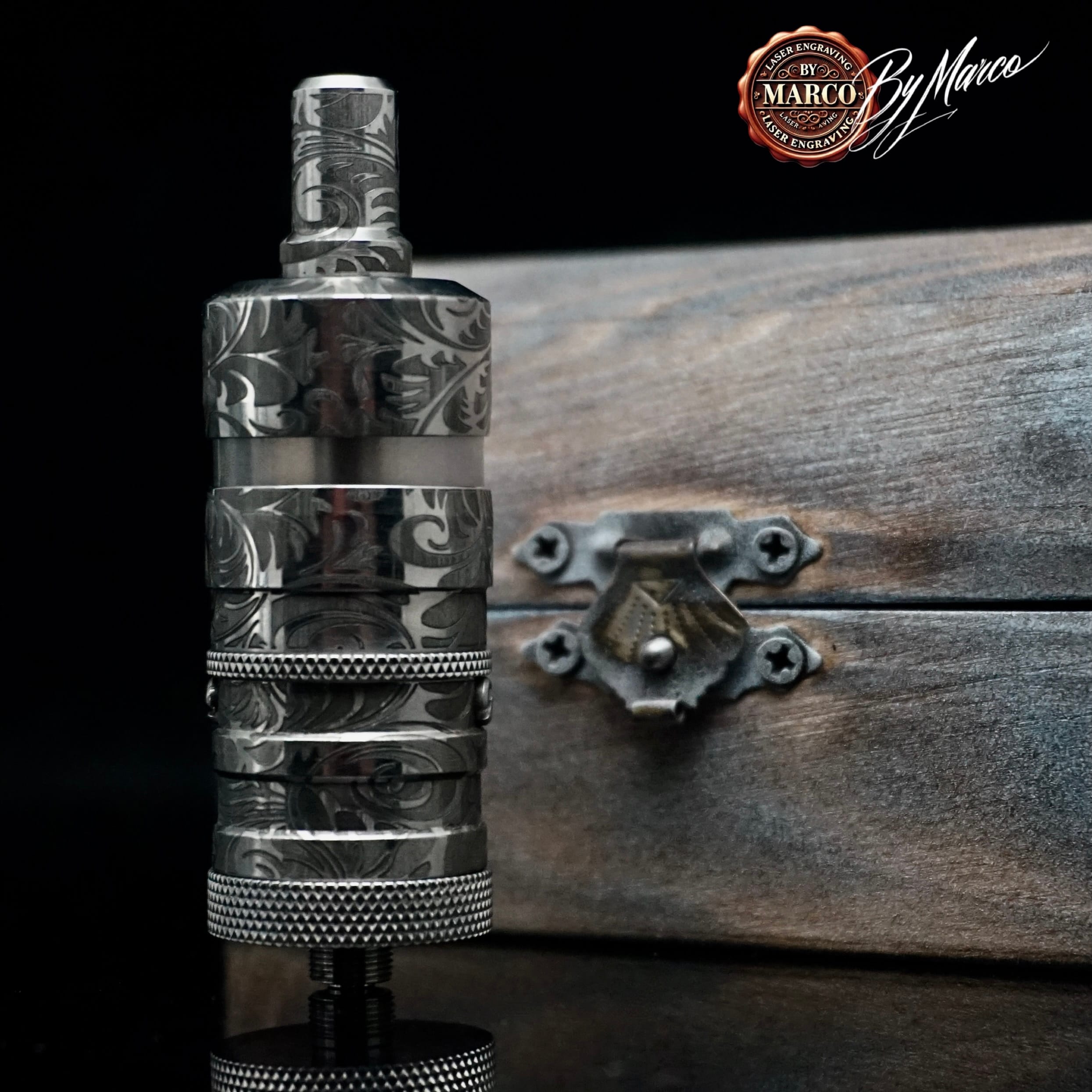 Atomizzatore FeV 4.5S Arabesque Noir – ArtBox By Marco Sn.#01 Aftermarket 2 FeV 4.5S Sn.#01 ArtBox By Marco fotografia prodotto su sfondo nero