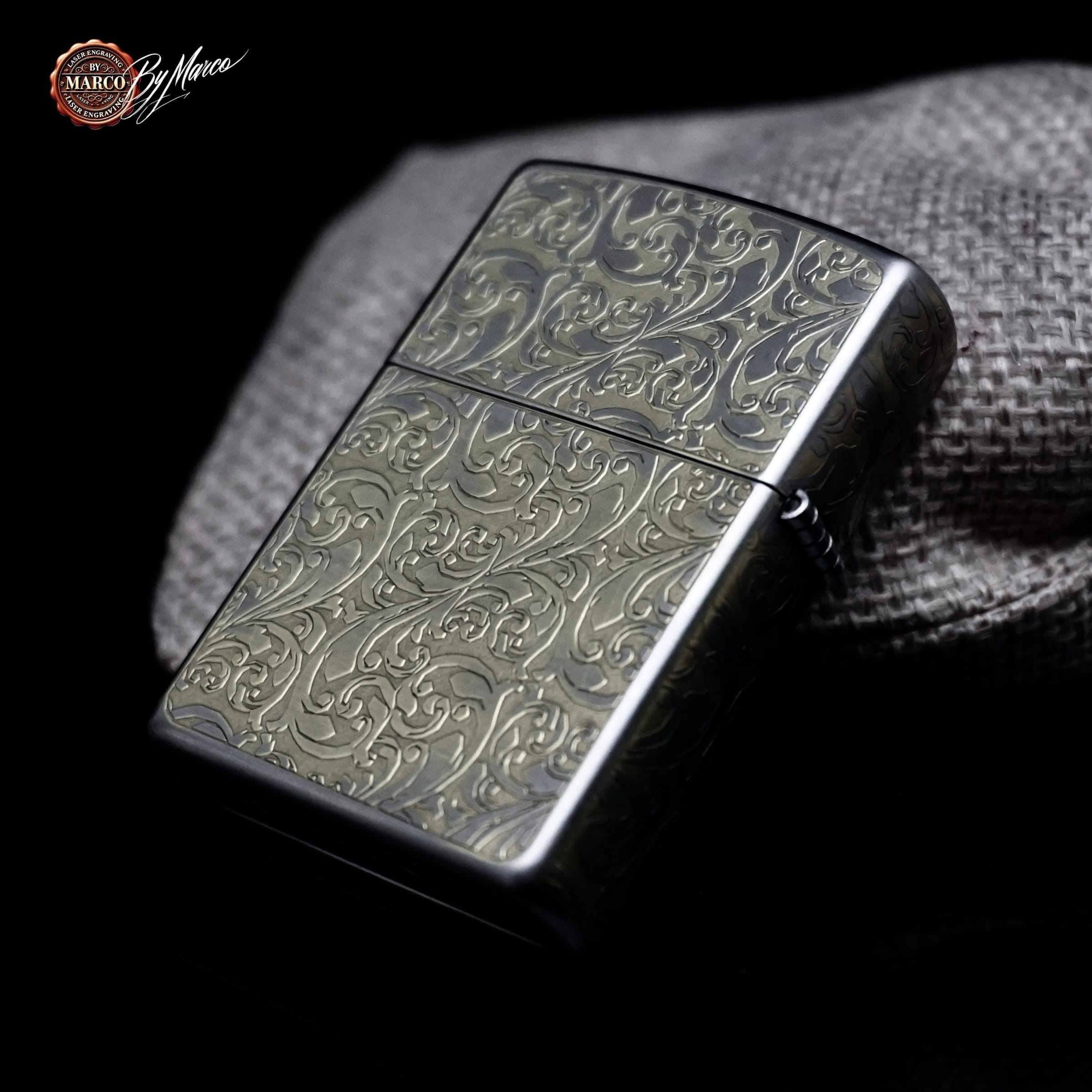 Zippo Barocco inciso No1 ArtBox By Marco Bologna MMSMOKE 3 Zippo Barocco inciso No1 ArtBox By Marco Bologna MMSMOKE - immagine 3