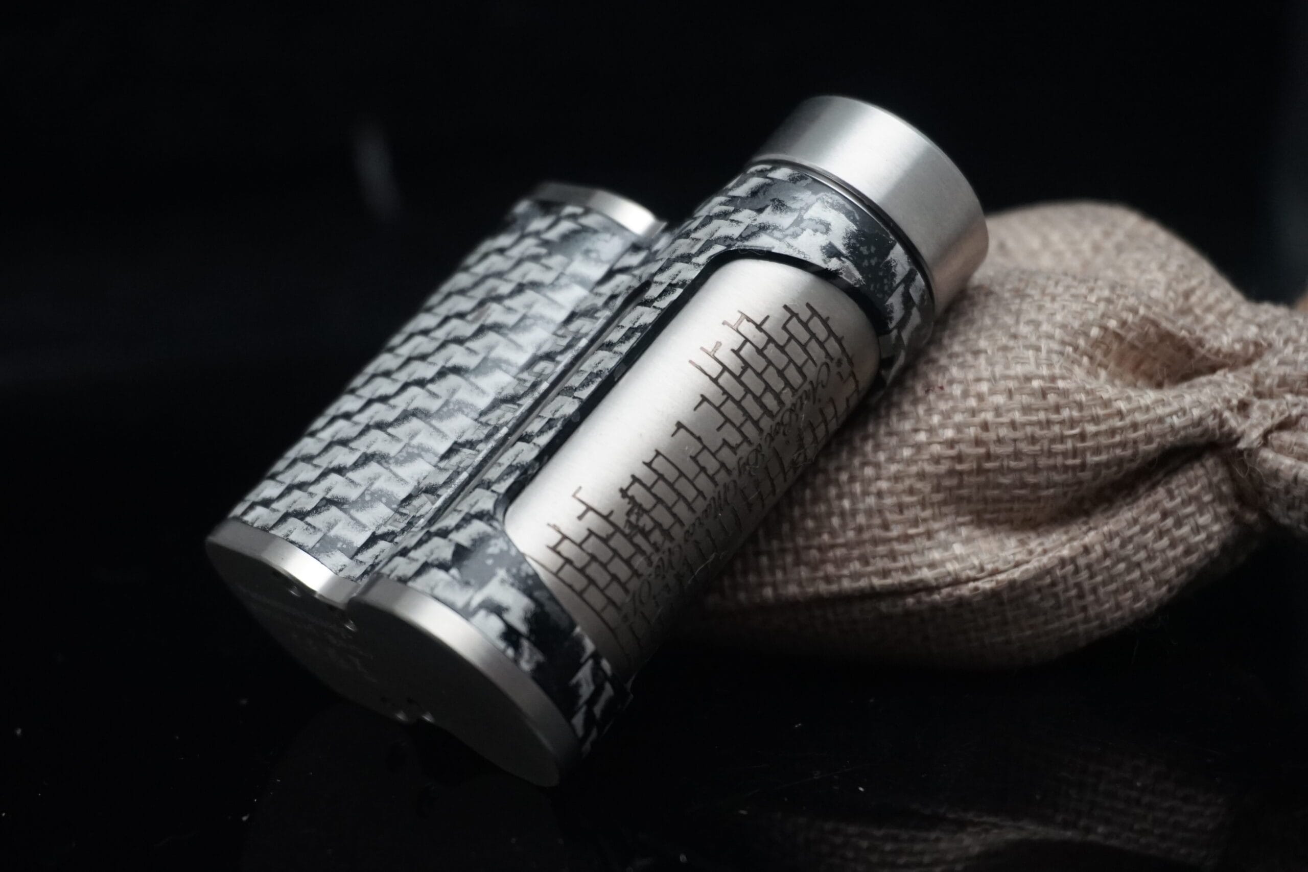 MoD PARAMOUR SbS DNA80C ENGRAVING CARBON ArtBox 8 MoD PARAMOUR SbS DNA80C ENGRAVING CARBON ArtBox