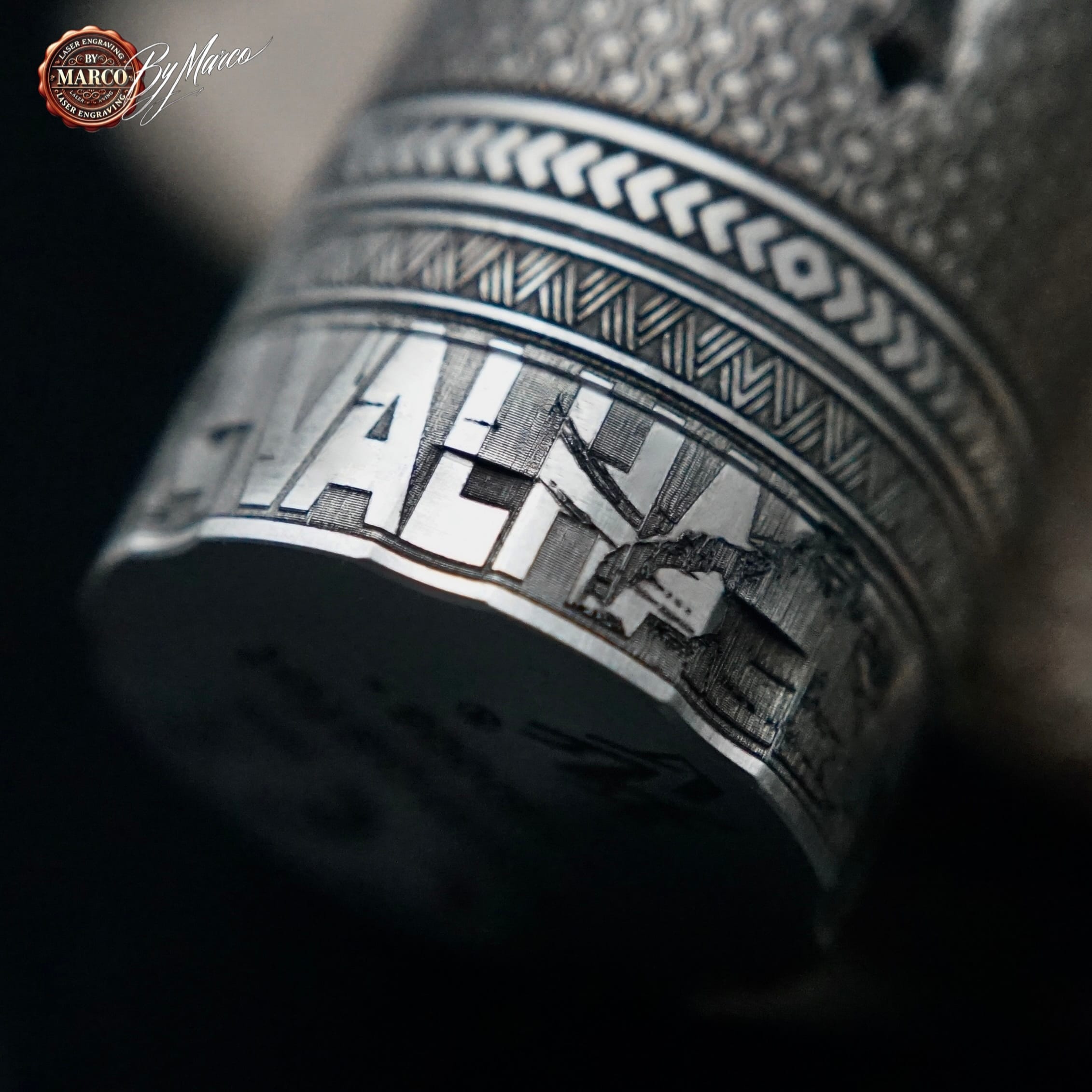 Vape System VS MOSFET Valhalla – ArtBox By Marco 15 Dettagli incisione nordica su VS MOSFET Valhalla