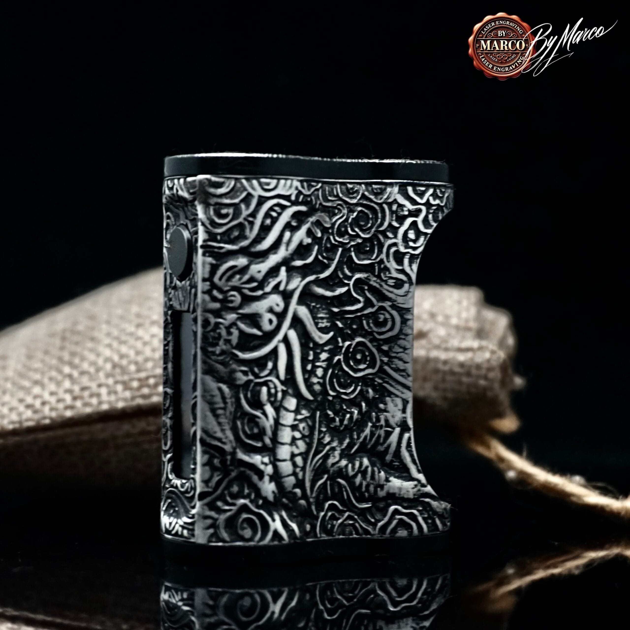 Box Morer "Azure Dragon 3D " SBS Mod 60W Ambition Mod ArtBox By Marco 5 Azure Dragon vista laterale con batteria a vista e rilievi 3D