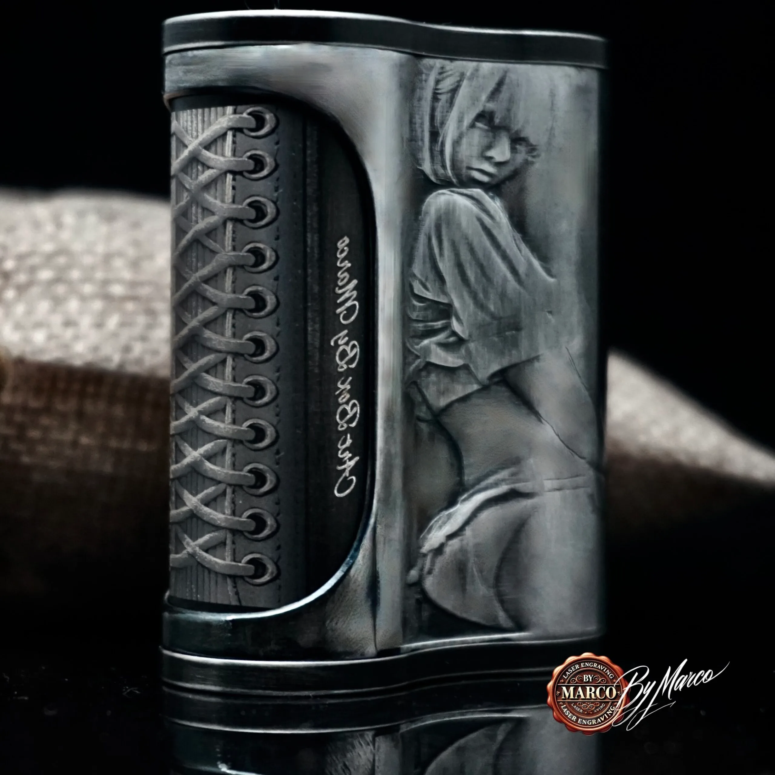 ArtBox Lady Shadow su More Ambition Mod AM60 con incisione laser 3D a rilievo e finitura canna di fucile.
