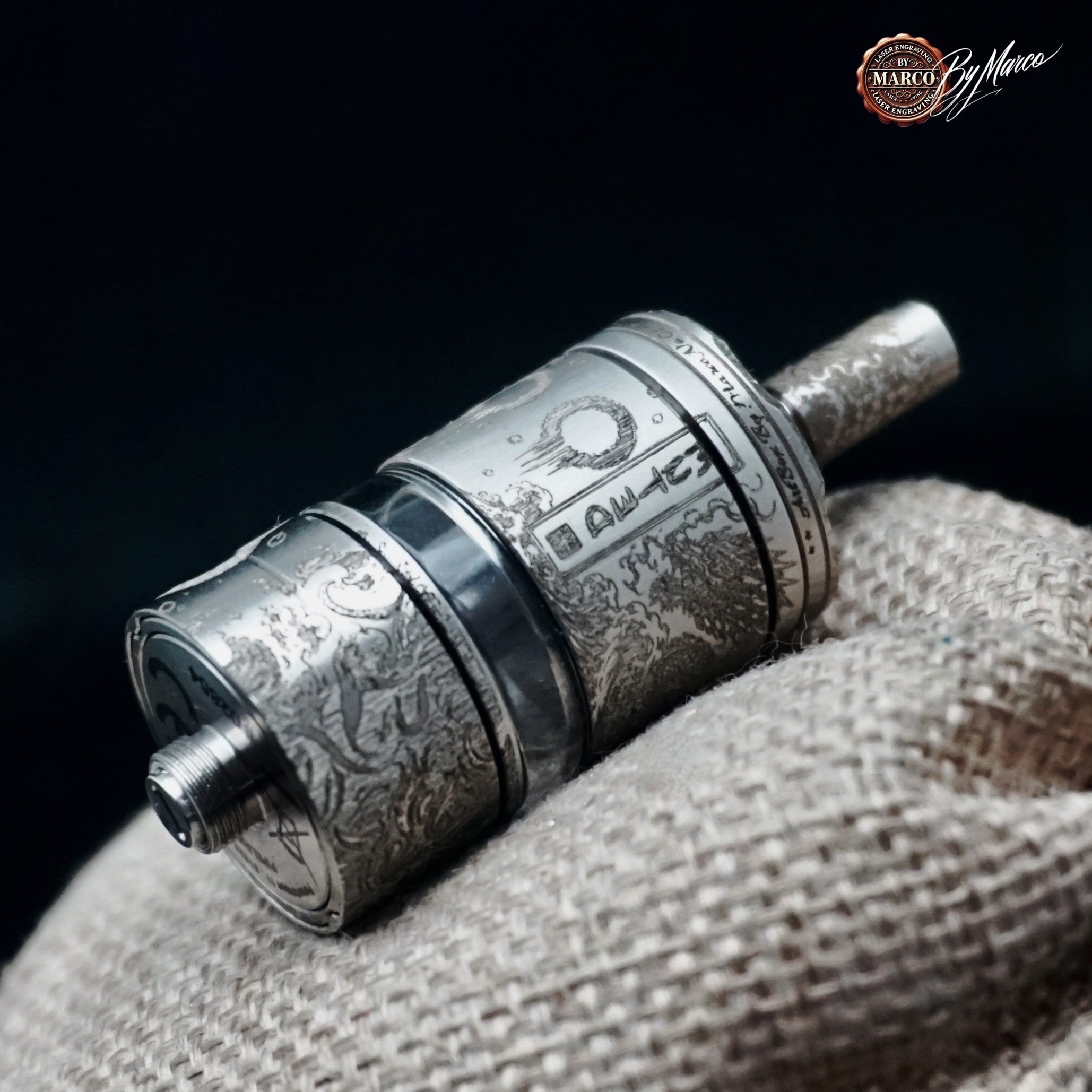 MUTED RTA “ONI” ArtBox By Marco – Full Engraved Limited Edition 1/1 3 Dettaglio incisione Oni onde e motivi giapponesi su atomizzatore MUTED
