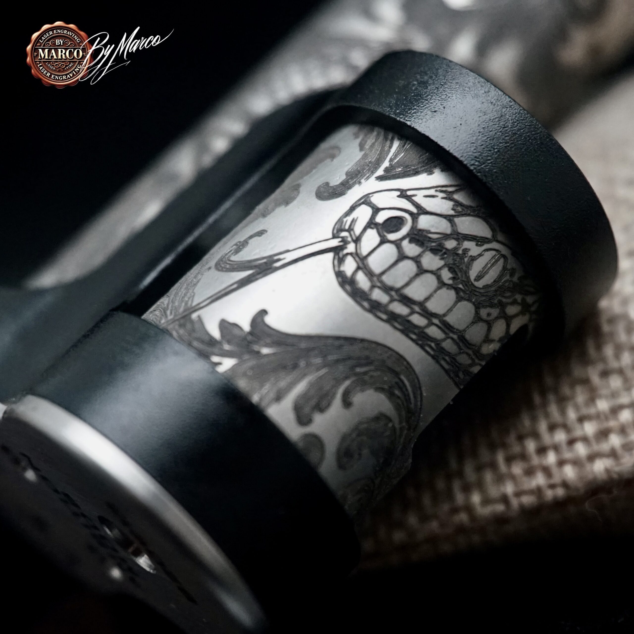Converter 60W Ambition Mods Serpent Edition No01 ArtBox 7 Dettaglio testa del serpente inciso su Converter 60W ArtBox